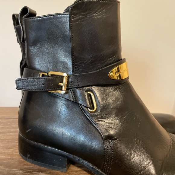 Michael Kors Arley Ankle Boots Black Leather Size 8 Logo Plaque Accent Bloc Heel - Picture 2 of 8